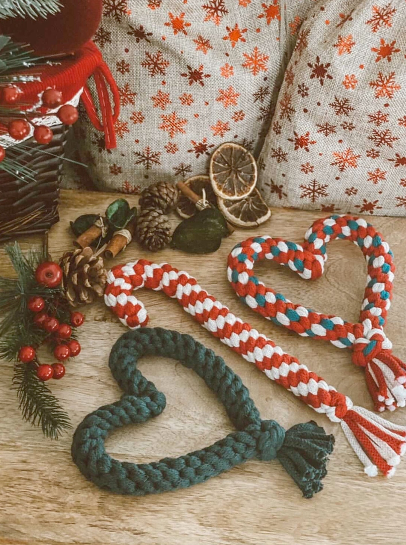 HOLIDAY HEART ROPE TOY by Muttsie UK